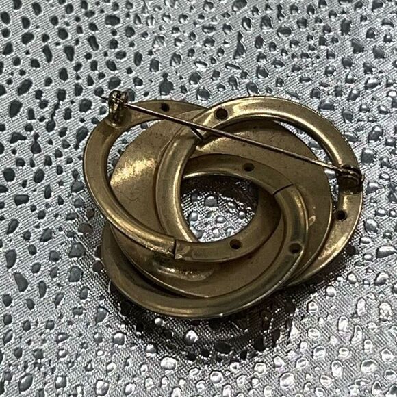Vintage Swirl Circle Brooch Minimalist Pin Gold-Tone Classic Design Regency Y2K - Picture 7 of 7